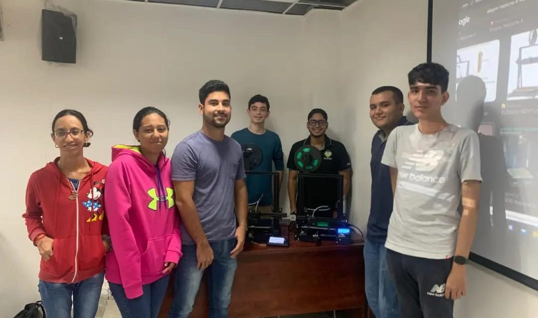 Estudiantes de Informática reciben inducción sobre Impresión 3D