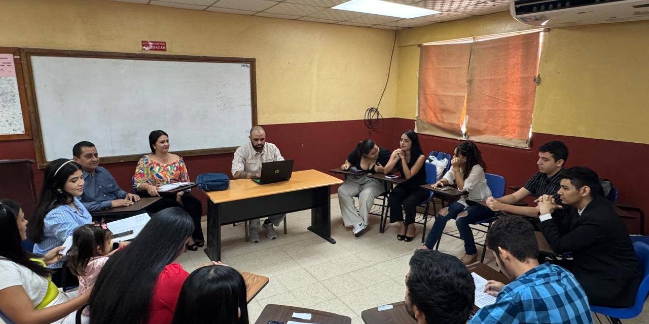 Estudiantes de Primer Año Informática realizan debate
