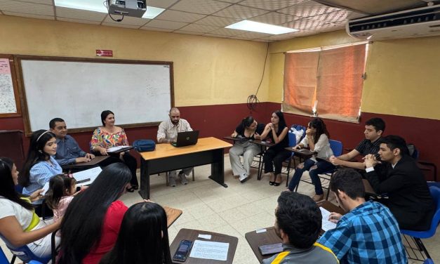 Estudiantes de Primer Año Informática realizan debate